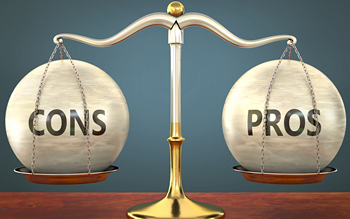 Balancing scale with the word pro on one ball and con on the other ball